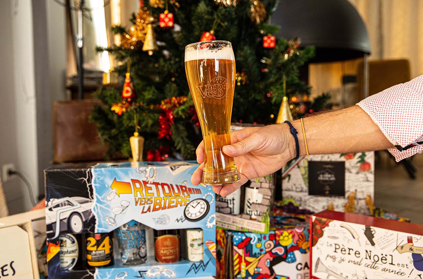 Verre de bière devant cadeaux