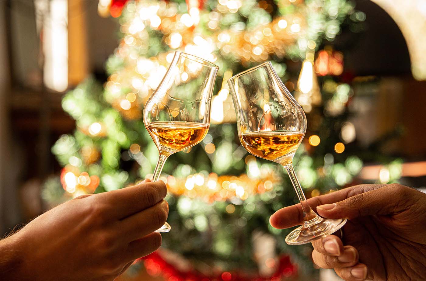 verre de whisky devant sapin de Noël