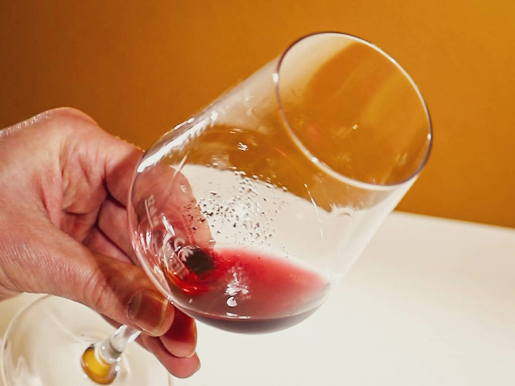verre de vin rouge avec dépôt
