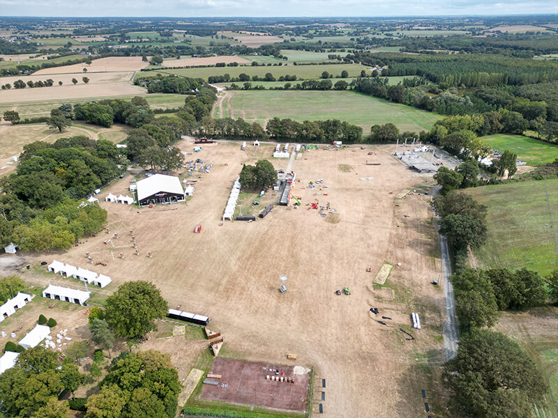 vue aérienne du démontage du festival V and B Fest'